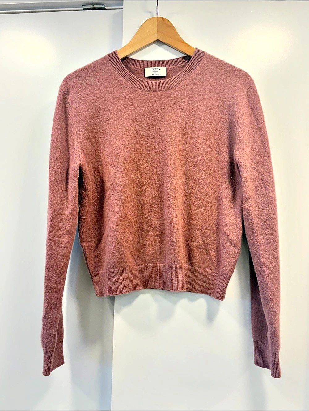 Aritzia Cashmere Crewneck in Pink Size Small Like New